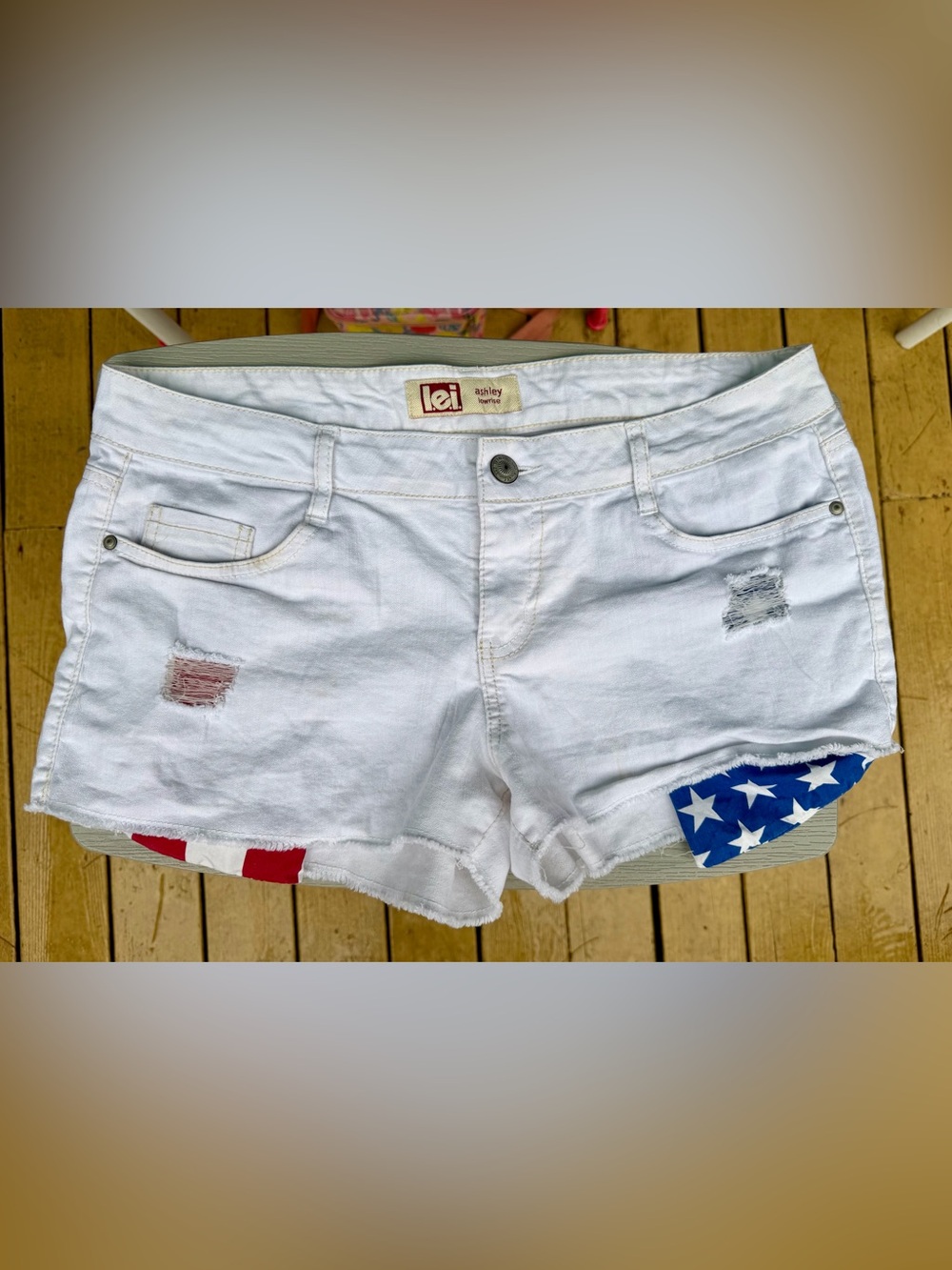 Lei White Distressed Y2K junior’s Denim Shorts with American Flag Accents, Sz 13